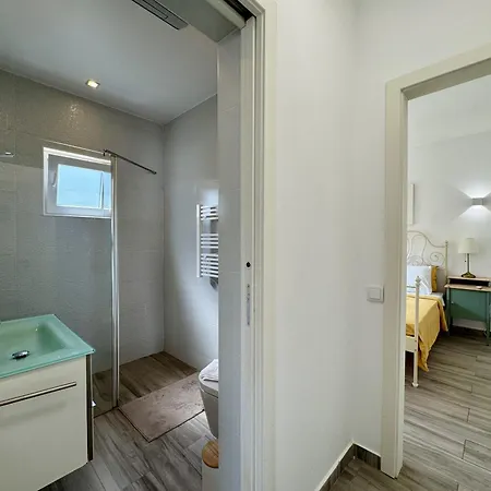 Browns With Pool By Homing *